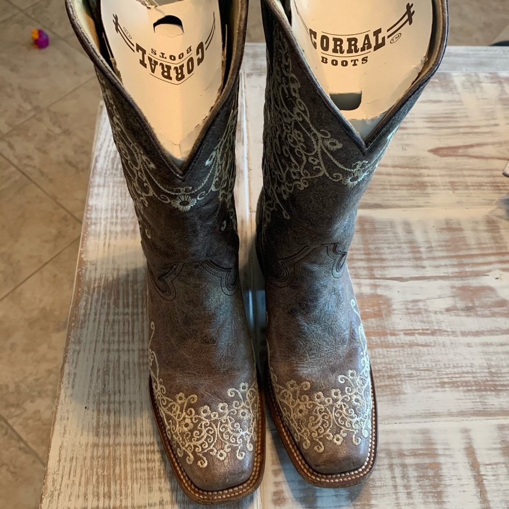 Corral Brown Leather Embroidered Cowboy Boots